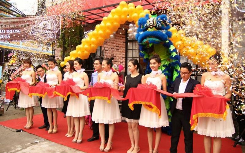 Nghi thức đầy đủ giúp lan tỏa nguồn năng lượng tốt trong ngày khai trương cho chủ mệnh Canh Thân 1980